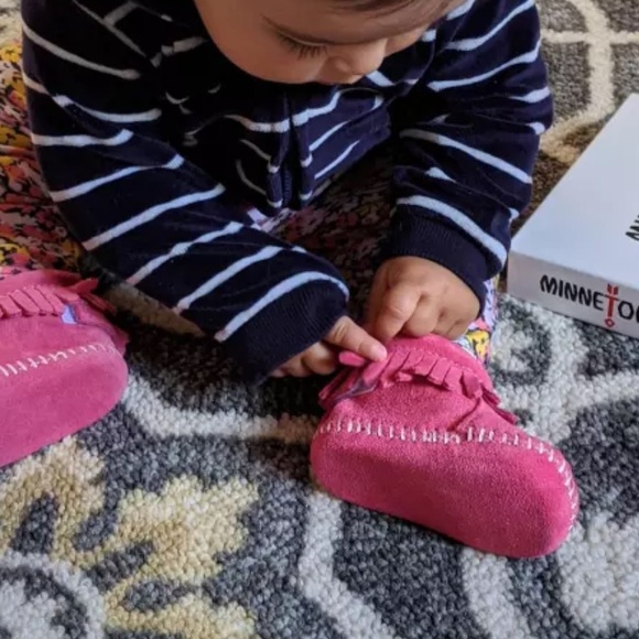 Infant Minnetonka Back Flap Moccasins With Velcro Closure. Pink, SZ 1. Like New. - Picture 16 of 16